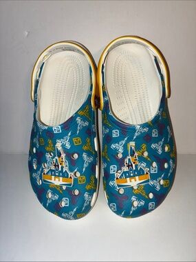 Disney World Cinderella Castle Crocs, Size Women’s 8 / Men’s 6